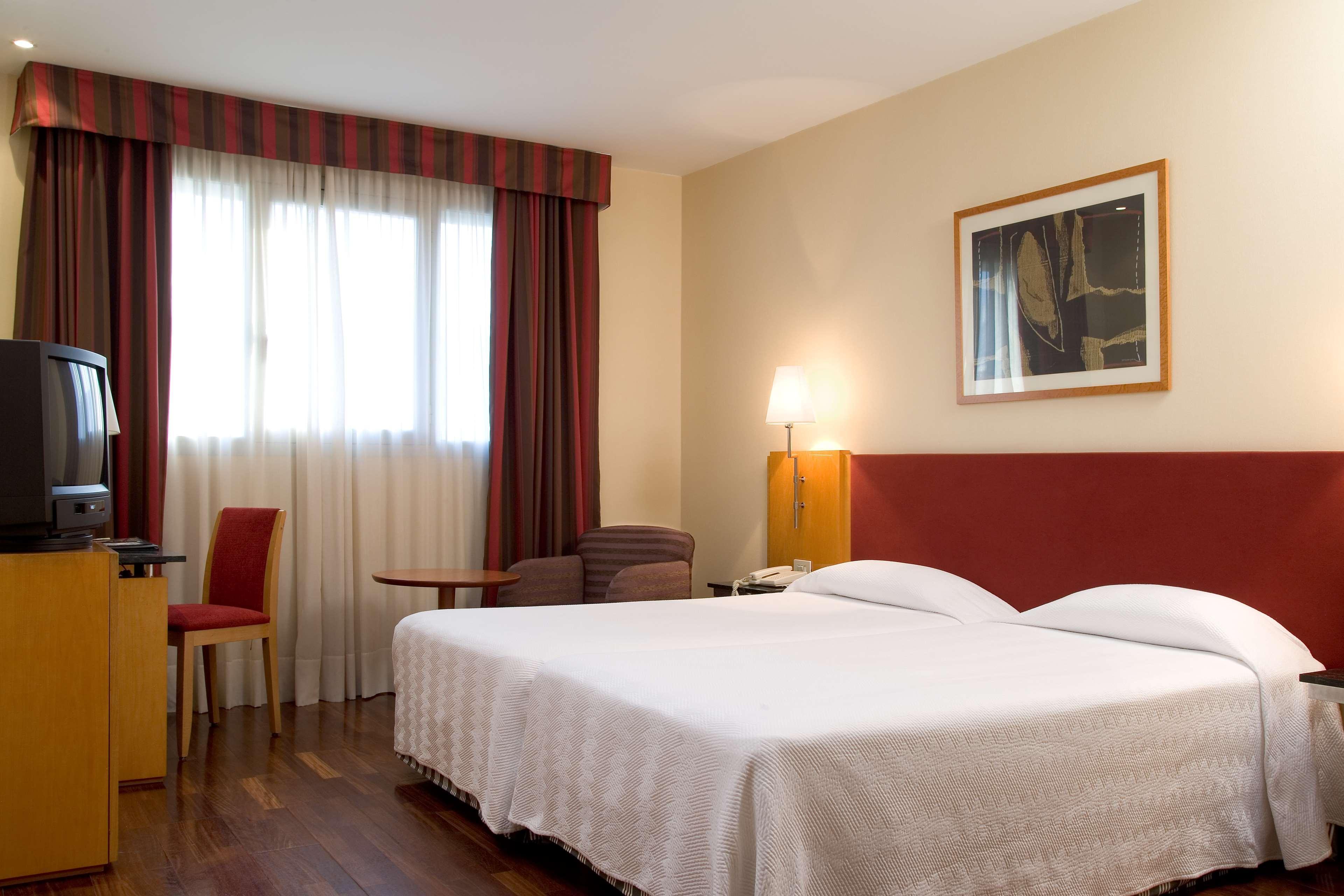 Nh Ciutat De Reus Hotel Ngoại thất bức ảnh