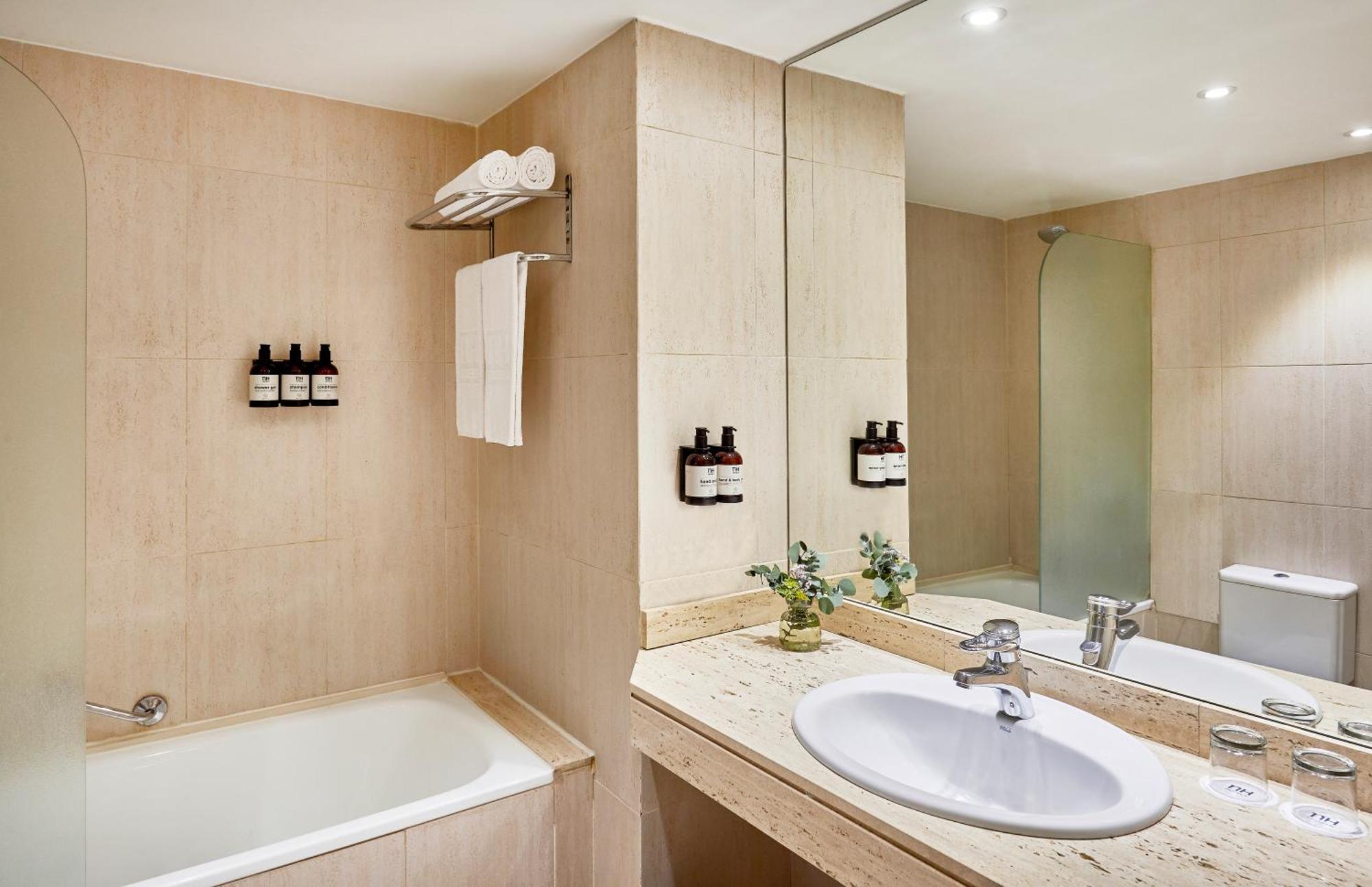 Nh Ciutat De Reus Hotel Ngoại thất bức ảnh