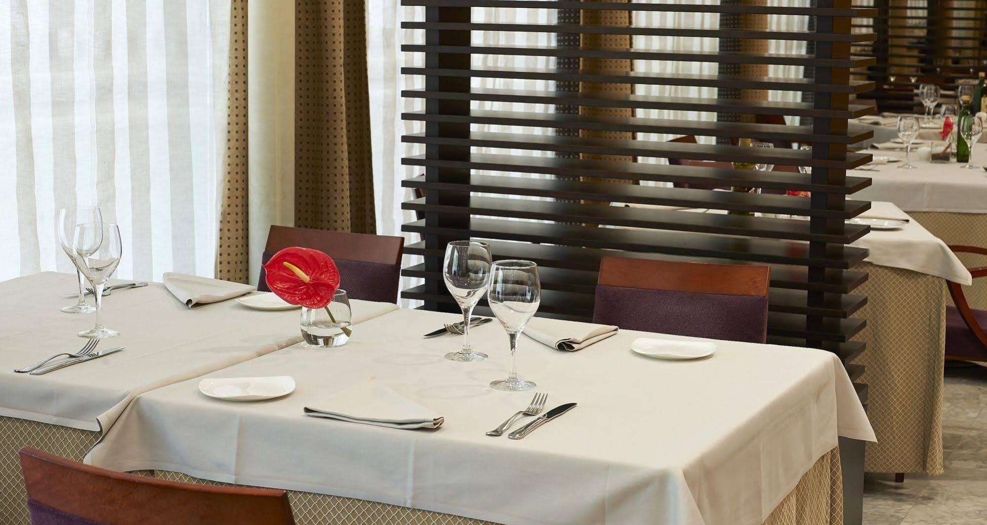 Nh Ciutat De Reus Hotel Ngoại thất bức ảnh