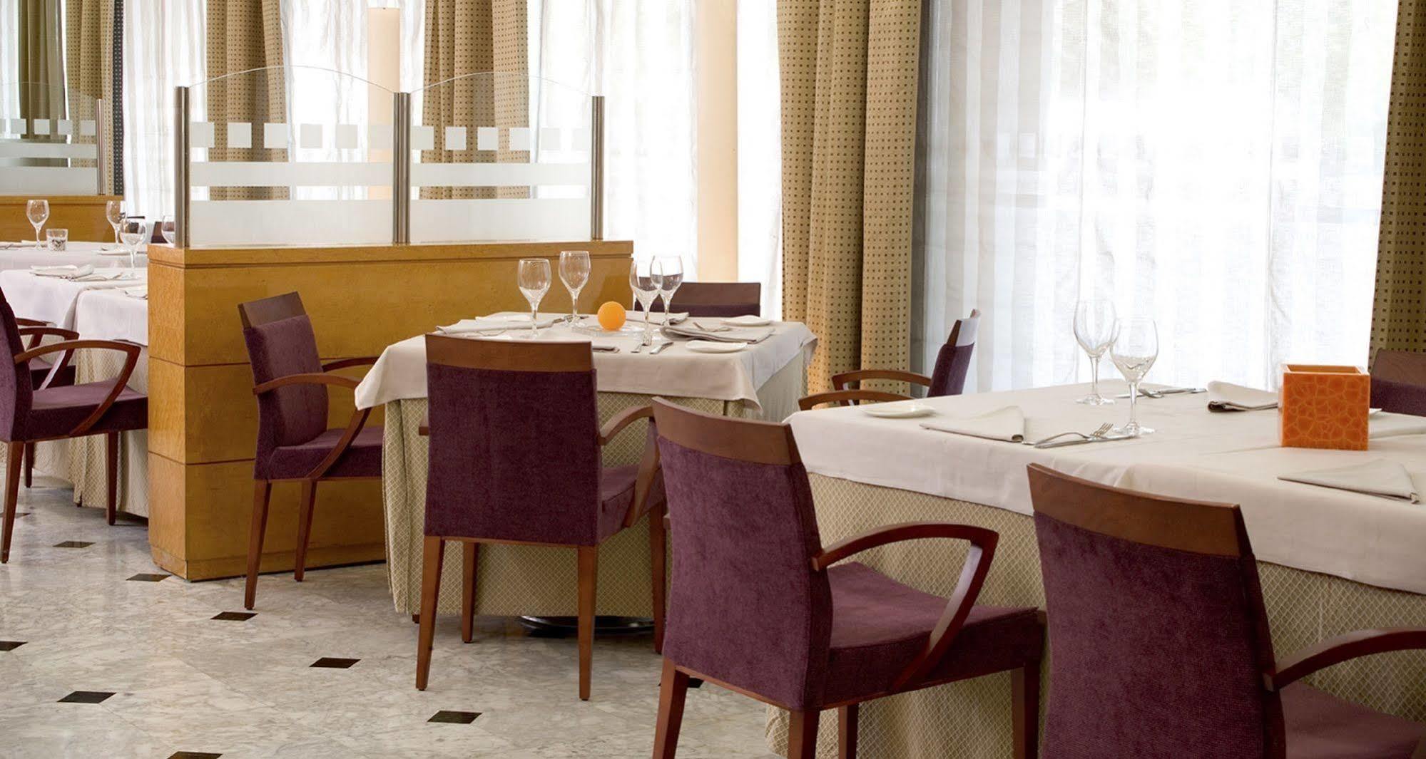 Nh Ciutat De Reus Hotel Ngoại thất bức ảnh